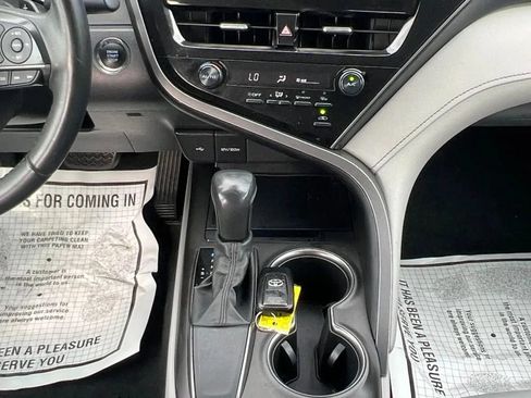 Used 2021 Toyota Camry SE w/ Convenience Package FWD image 12