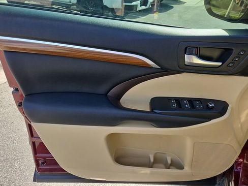 Used 2018 Toyota Highlander Limited FWD image 17