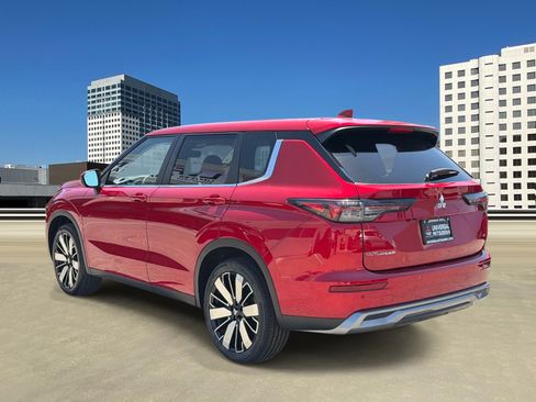 Used 2025 Mitsubishi Outlander SE FWD image 3