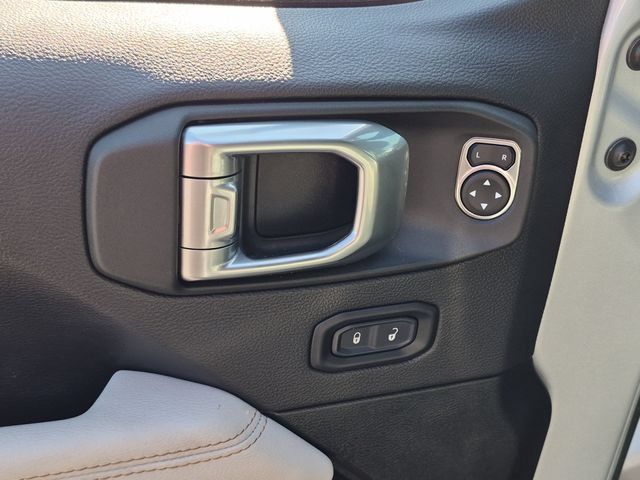 Used 2022 Jeep Wrangler Unlimited Sahara AWD/4WD image 13