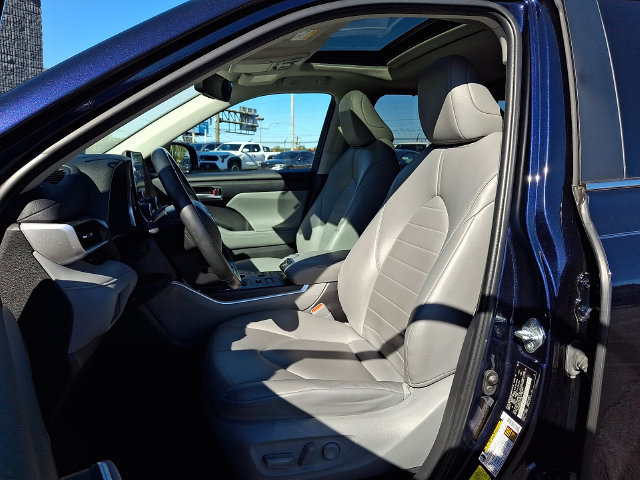 Used 2023 Toyota Highlander XLE AWD/4WD image 12