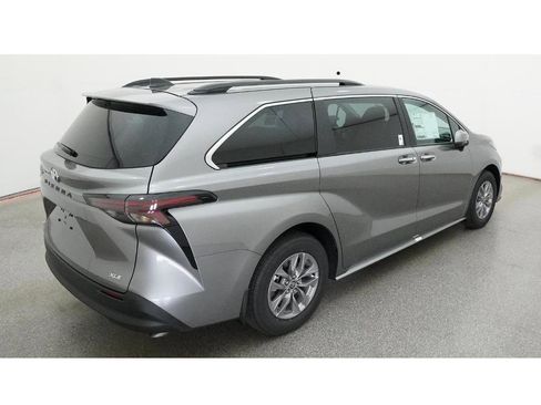 New 2026 Toyota Sienna XLE image 9