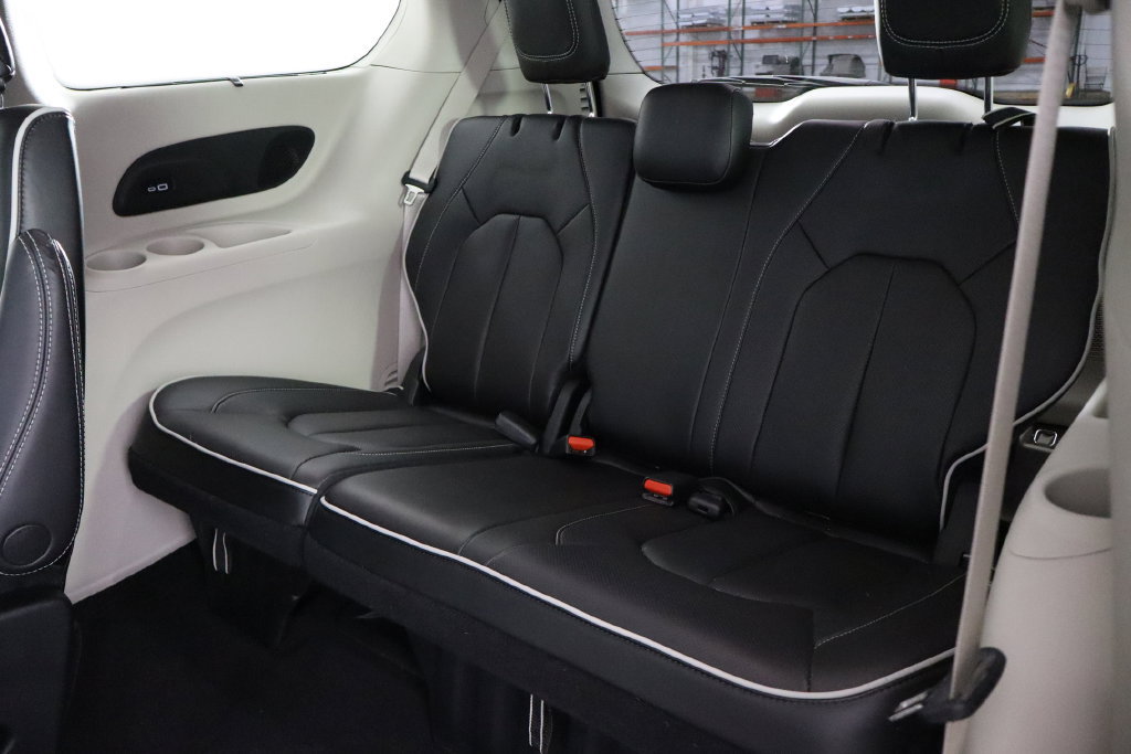 Used 2023 Chrysler Pacifica Limited FWD image 17