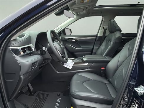 New 2026 Toyota Highlander Platinum AWD/4WD image 18
