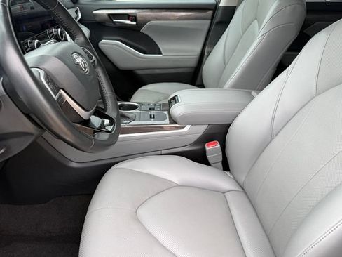 Used 2023 Toyota Highlander Limited FWD image 11