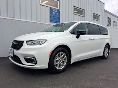 Used 2024 Chrysler Pacifica Touring-L