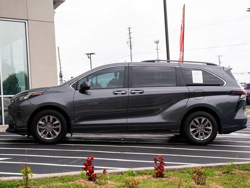 Used 2025 Toyota Sienna XLE FWD image 19