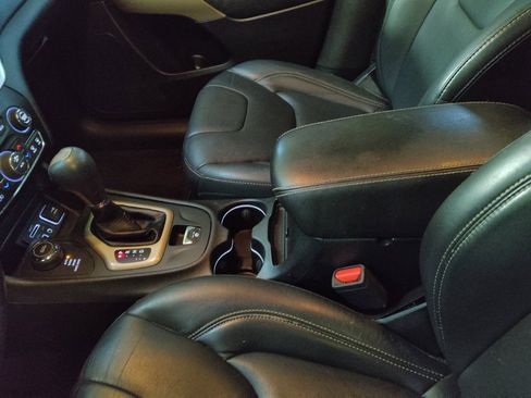 Used 2018 Jeep Cherokee Limited image 26