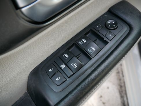 Used 2021 Chrysler Pacifica Touring-L image 19