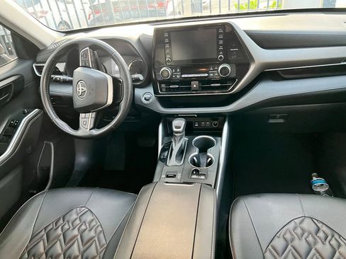 Used 2022 Toyota Highlander LE FWD image 9