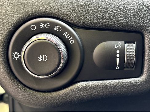 Used 2018 Jeep Cherokee Latitude w/ Altitude Package FWD image 4