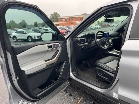 Used 2023 Ford Explorer XLT w/ Equipment Group 202A RWD image 4