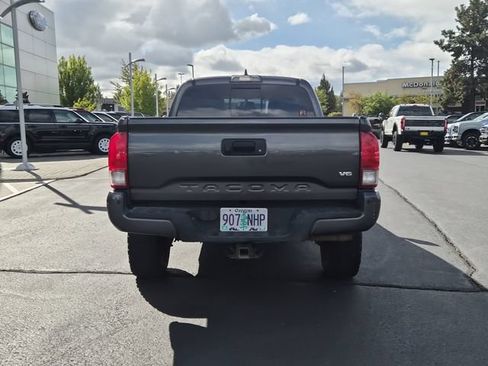 Used 2017 Toyota Tacoma TRD Off-Road AWD/4WD image 6