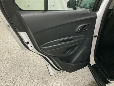Used 2021 Chevrolet Trax LS w/ Tint and Cruise Package AWD/4WD image 18