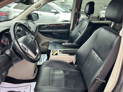 Used 2016 Chrysler Town & Country Touring-L image 15