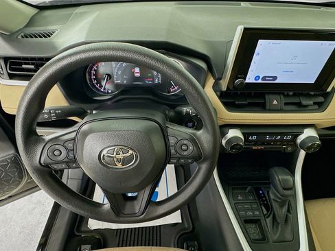 Used 2025 Toyota RAV4 XLE AWD/4WD image 12