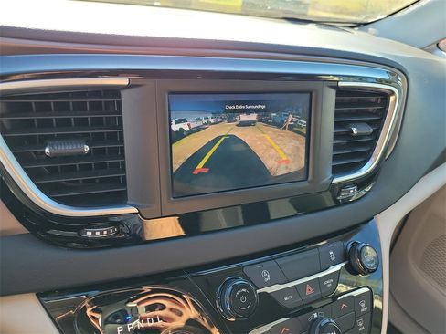 Used 2023 Chrysler Voyager LX image 22