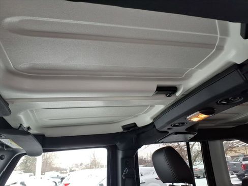 Used 2018 Jeep Wrangler Unlimited Sahara w/ Connectivity Group image 13