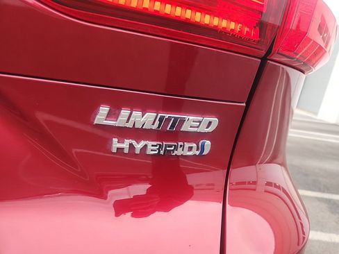 Used 2022 Toyota Venza Limited image 11