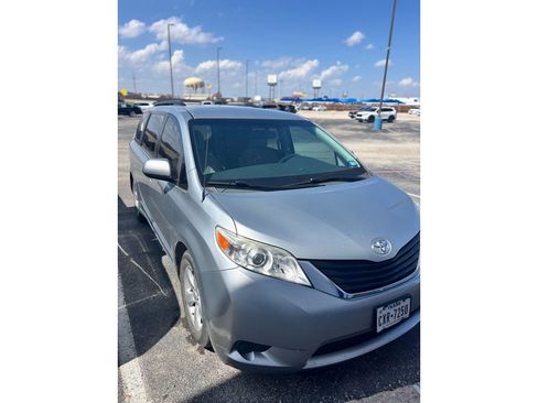 Used 2014 Toyota Sienna LE image 9