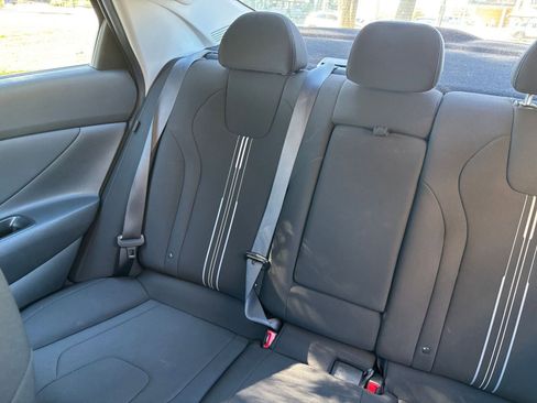 Used 2025 Hyundai Elantra SEL image 34