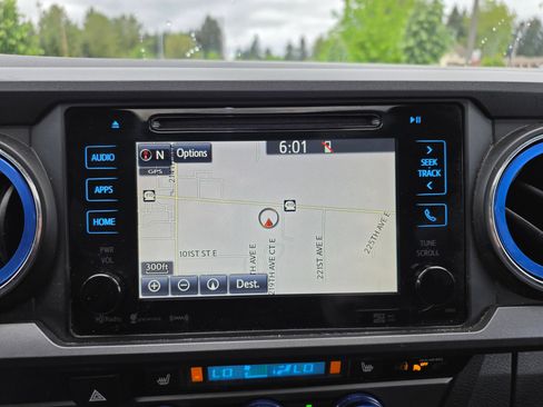 Used 2018 Toyota Tacoma TRD Sport AWD/4WD image 14