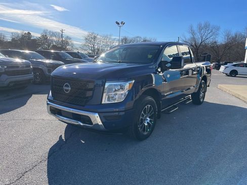 Used 2024 Nissan Titan SV w/ SV Convenience Package image 3