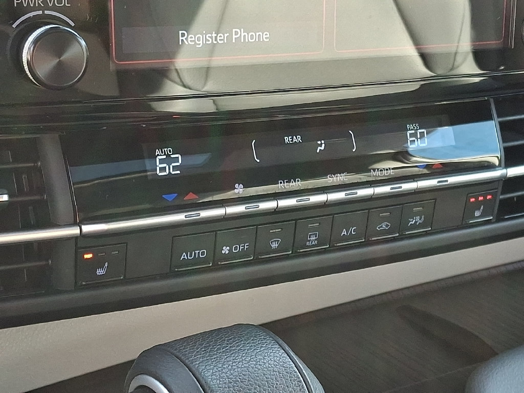 Used 2024 Toyota Sienna XLE FWD image 17