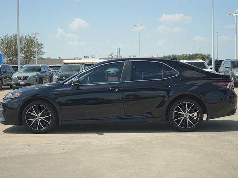 Used 2023 Toyota Camry SE FWD image 3