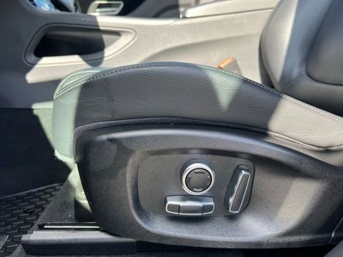 Used 2020 Jaguar F-PACE Premium image 28