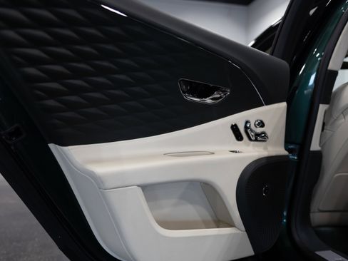 Used 2023 Bentley Flying Spur Plug-In Hybrid AWD/4WD image 30
