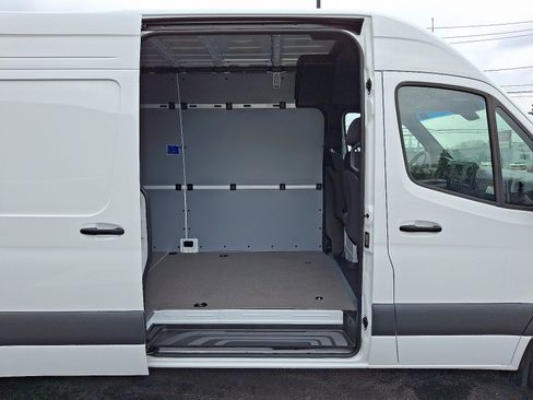 Used 2024 Mercedes-Benz Sprinter 2500 image 9