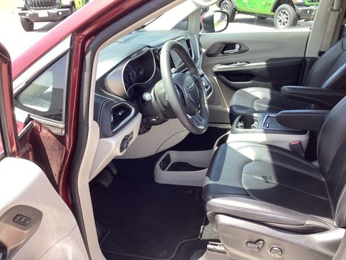Used 2023 Chrysler Pacifica Touring-L FWD image 11