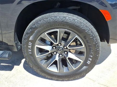 Used 2023 Chevrolet Suburban Z71 w/ Luxury Package image 11