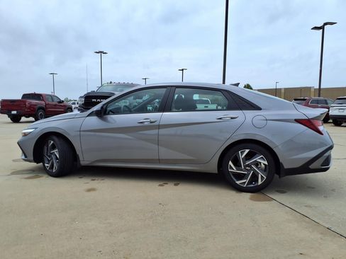 Used 2025 Hyundai Elantra Sport FWD image 25