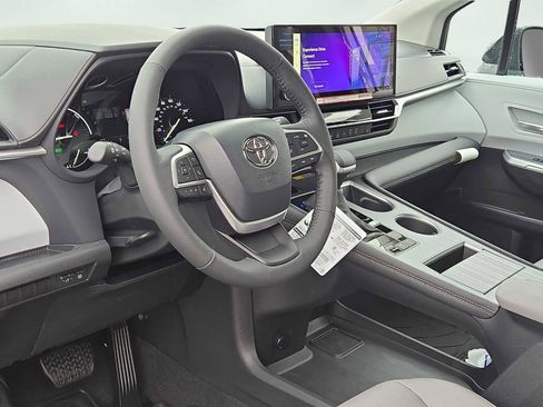 New 2026 Toyota Sienna XLE FWD image 8