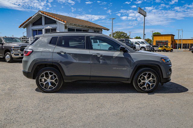 Used 2024 Jeep Compass Latitude AWD/4WD image 3