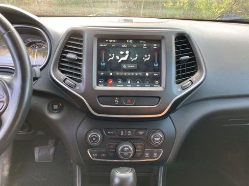 Used 2021 Jeep Cherokee Trailhawk w/ Sun & Sound Group AWD/4WD image 8