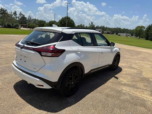 Used 2023 Nissan Kicks SR w/ SR Premium Package FWD image 8