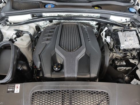 Certified 2025 Porsche Macan AWD/4WD image 25