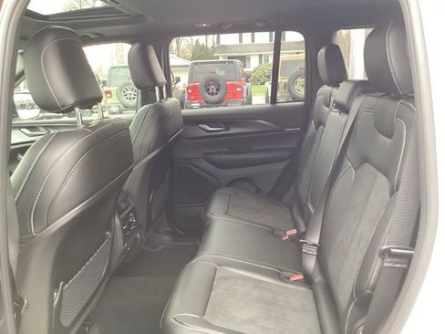 New 2025 Jeep Grand Cherokee Altitude image 20