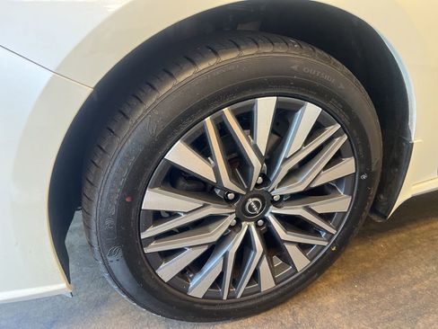Used 2023 Nissan Altima 2.5 SV AWD/4WD image 11