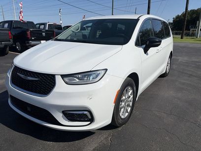 Used 2024 Chrysler Pacifica Touring-L
