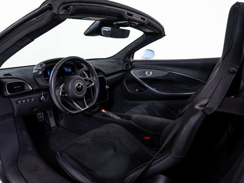 Used 2025 McLaren Artura Spider image 18