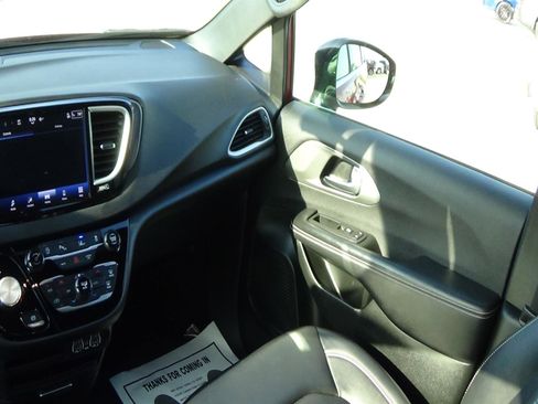 Certified 2025 Chrysler Pacifica Select FWD image 15