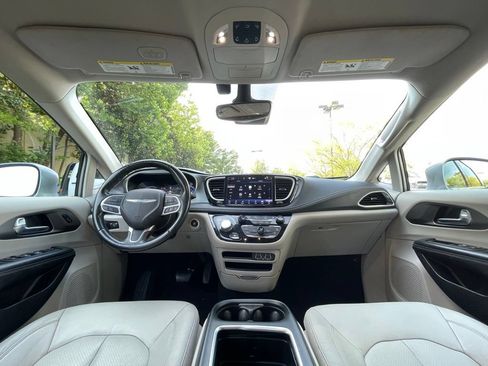 Used 2021 Chrysler Pacifica Touring-L FWD image 31