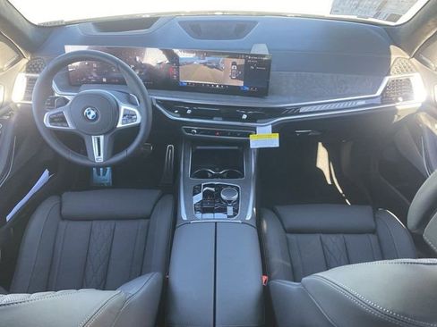 Used 2025 BMW X7 M60i w/ Climate Comfort Package image 15