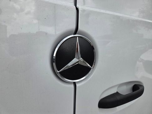 Used 2025 Mercedes-Benz Sprinter 2500 image 9