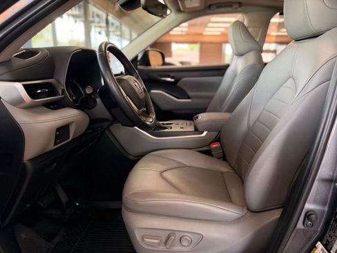 Used 2022 Toyota Highlander XLE FWD image 11