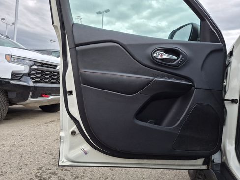 Used 2019 Jeep Cherokee Trailhawk AWD/4WD image 12